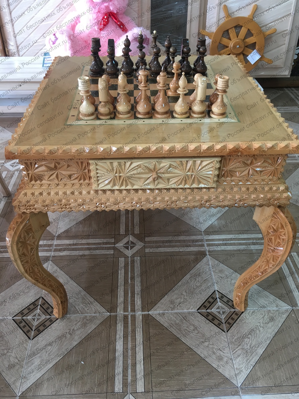 Резной шахматный стол